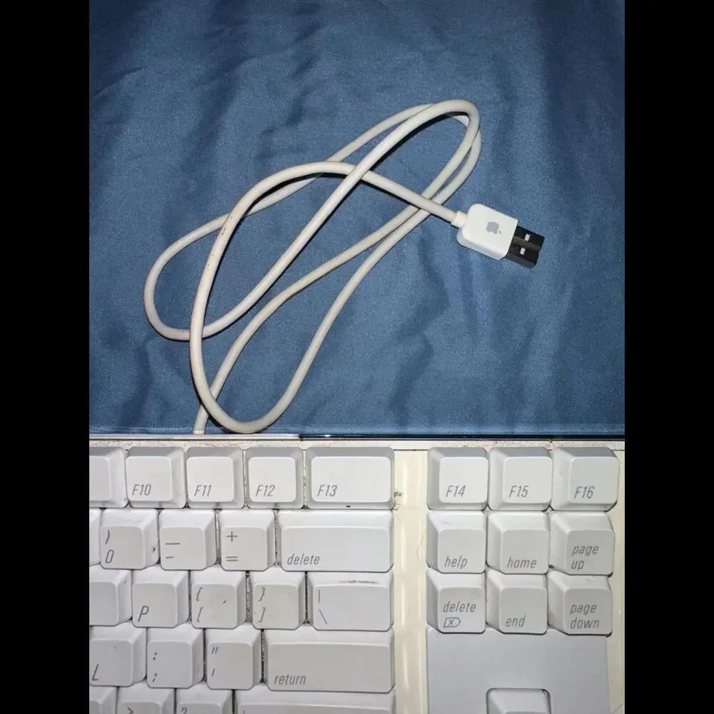 2005 Genuine Apple A1048 USB Wired Keyboard White with 2 USB Ports *Tested*
